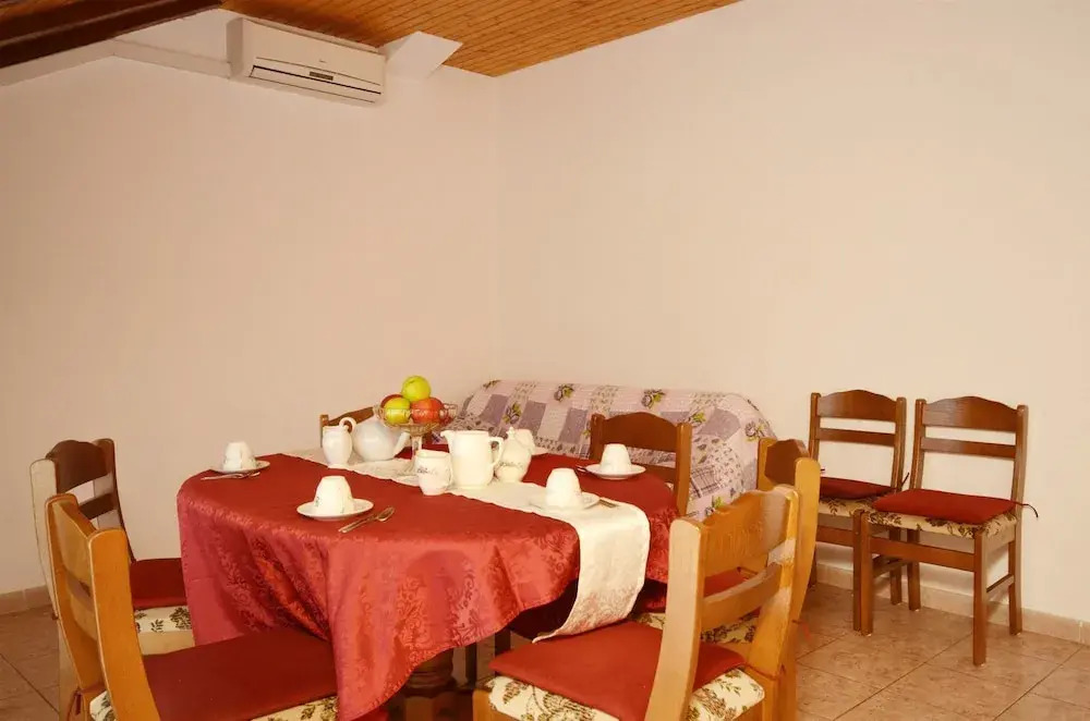 Apartment and Rooms Ive