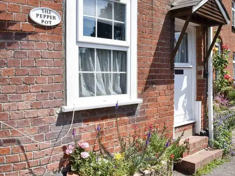 The Pepper Pot Sleeps 4 Sunlit Garden
