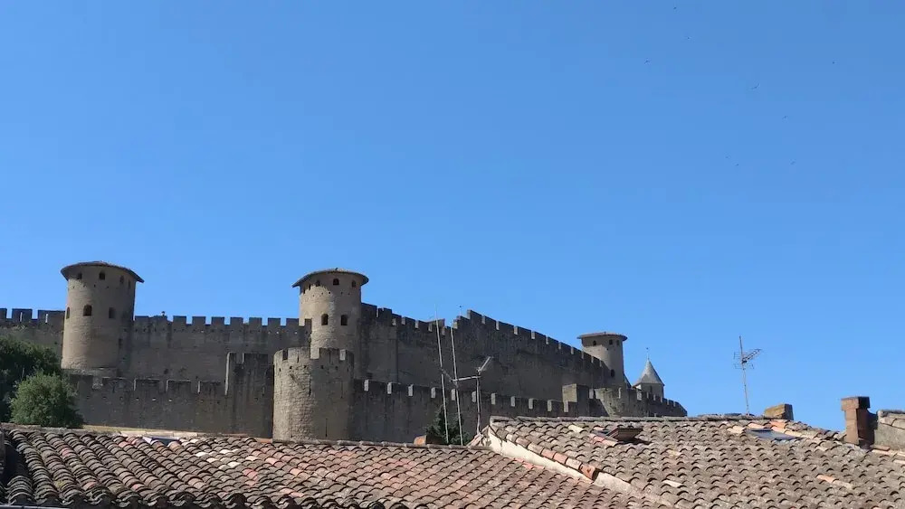 Au Pied Des Remparts