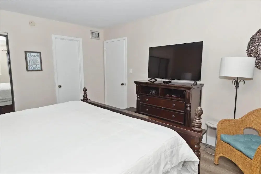 Beach House 305b 1 Bedroom Condo by RedAwning