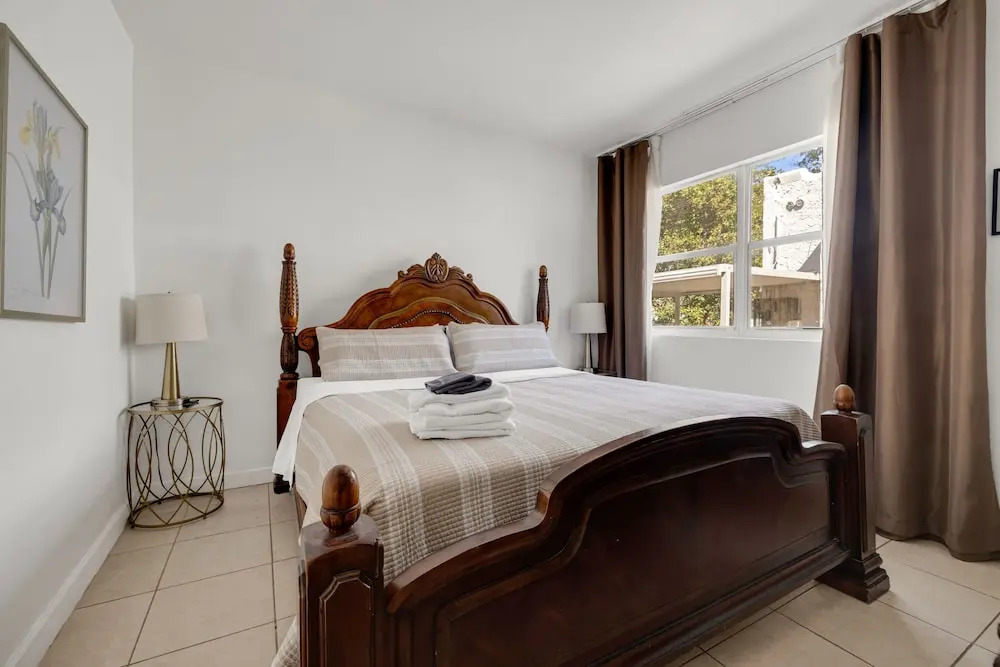 Artful King Room With Free Parking