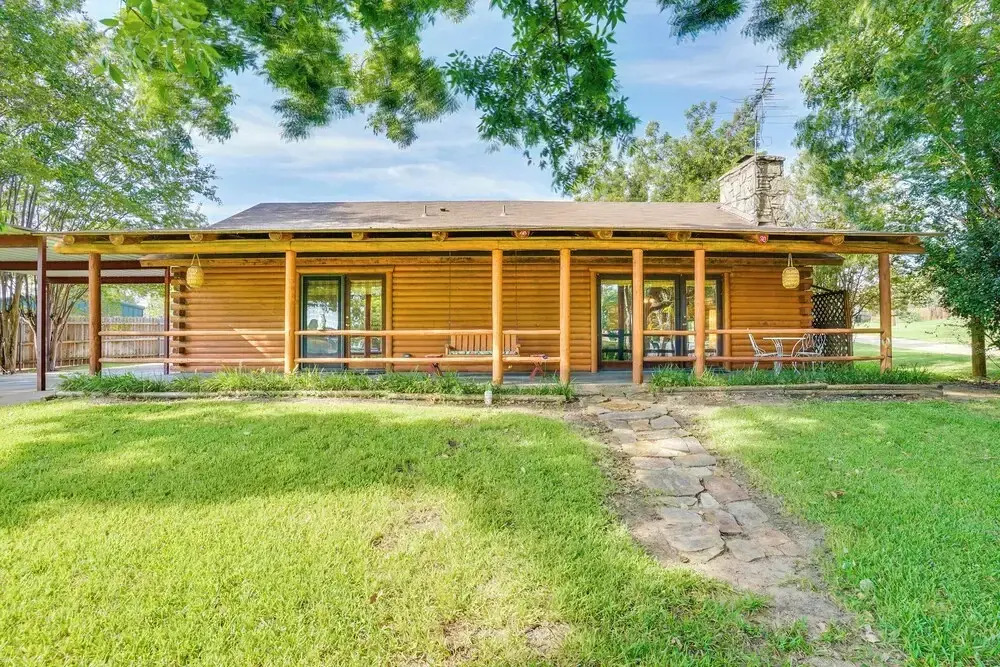 Lakefront Cabin + Guest House Near Granbury Square