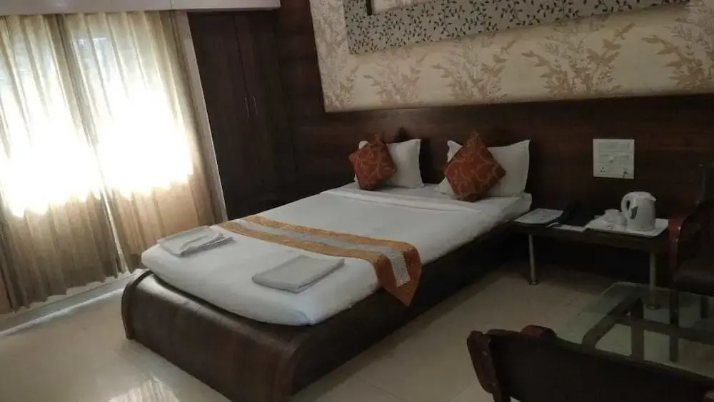 Hotel Sai Sparsh-150 meters from Saibaba temple