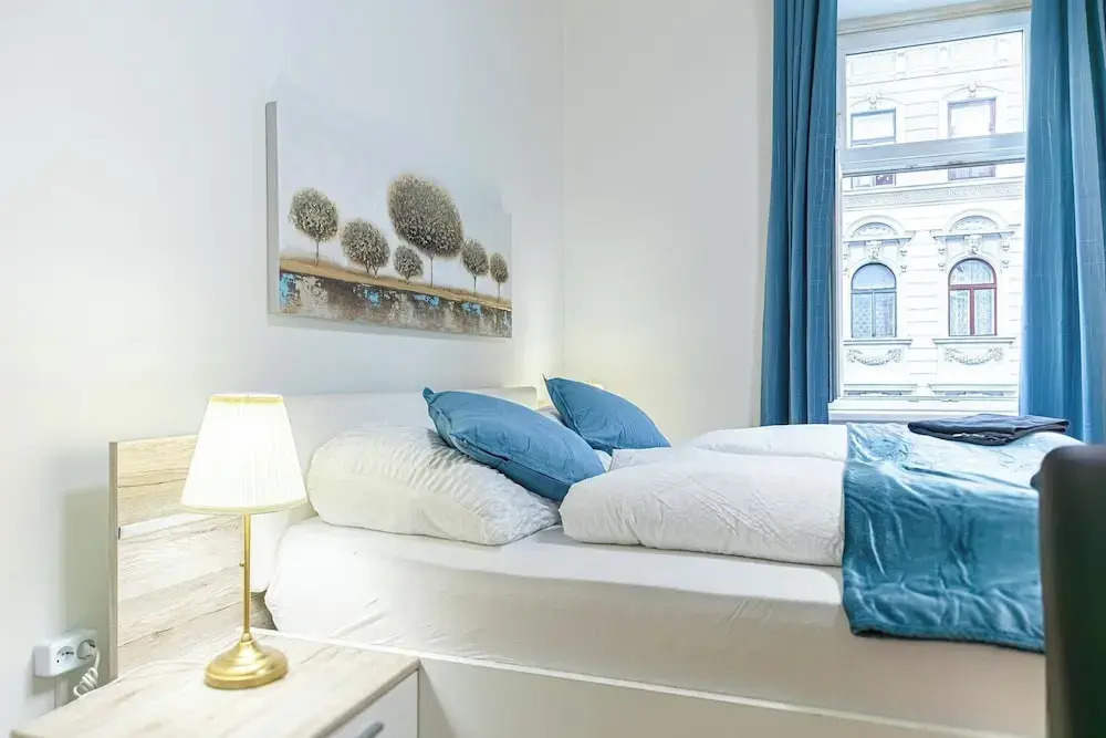 Elegant 2BR Apt Steps from Westbahnhof