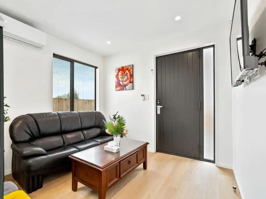 Gorgeous Three Bedroom Home with Free Parking