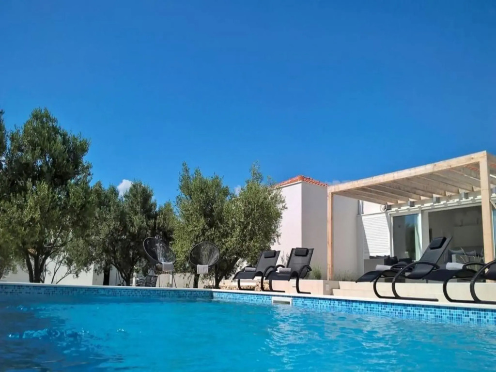 Luxurious Villa in Debeljak with Swimming Pool