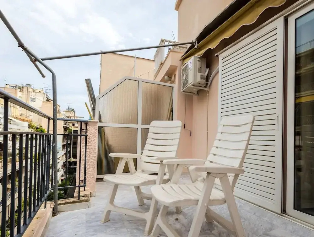 Downtown urban apartment for 4 people in Plaka
