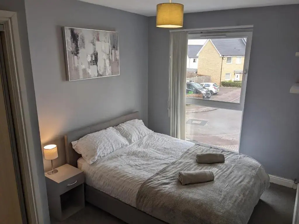 Entire 3 bed home Sleeps 6, WiFi, 2 Parking Spaces