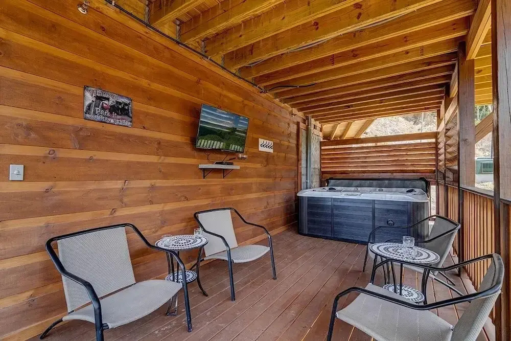 Bee Chillin Bear Inn - 7 Bedrooms, 7 Baths, Sleeps 26 7 Cabin by RedAwning