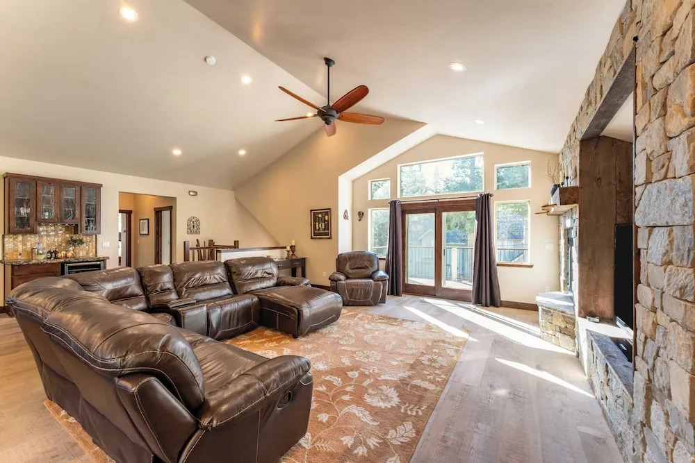 10mins to Lake Hot Tub, Game Room, Forest Views Meyers Meadow by Avantstay