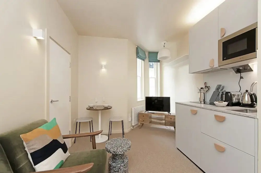 Bijou Lower Ground Studio in Primrose Hill Terrace