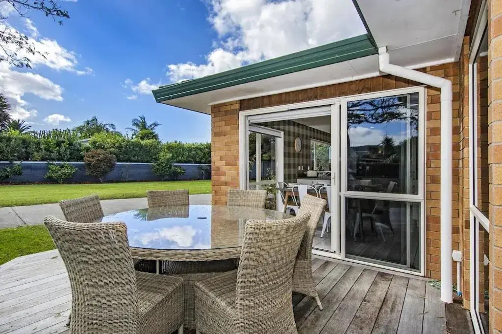 Hidden Mangawhai Oasis with large gardens