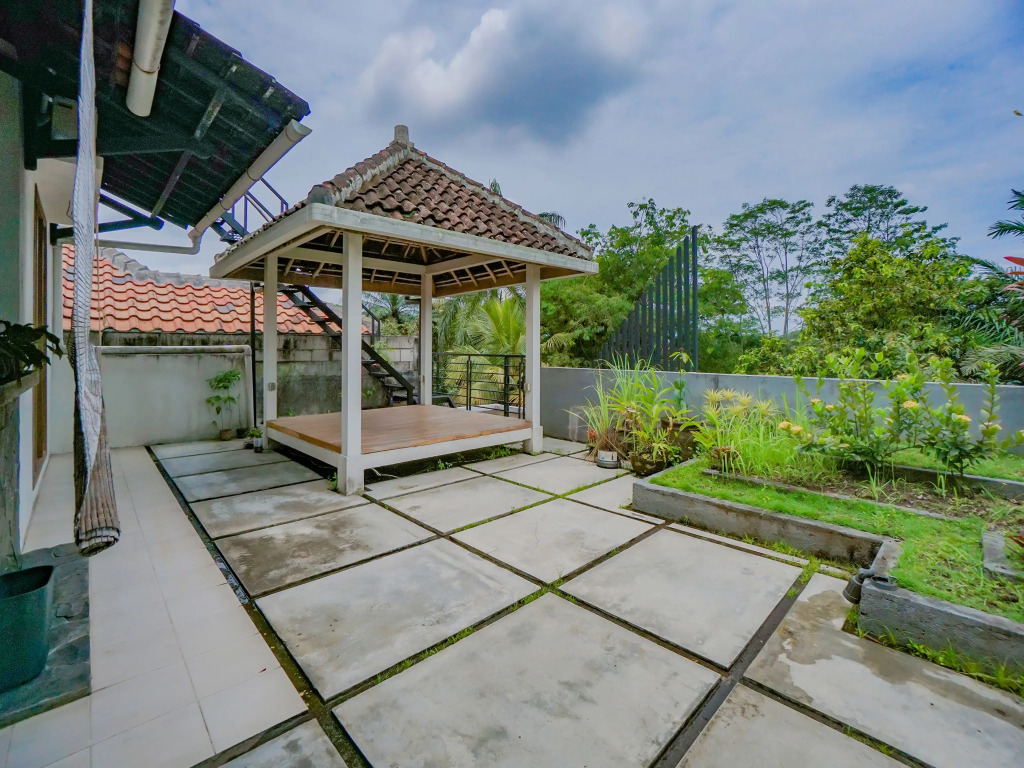 Oyo 90319 Angler Guest House Malang