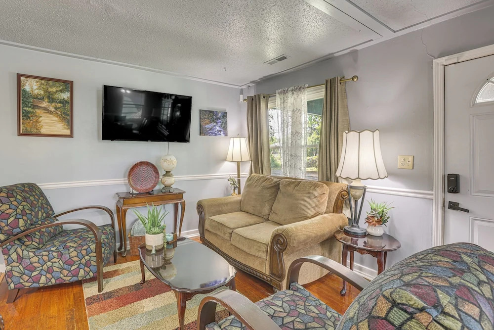 3 Mi to Downtown: Family-Friendly Birmingham Home