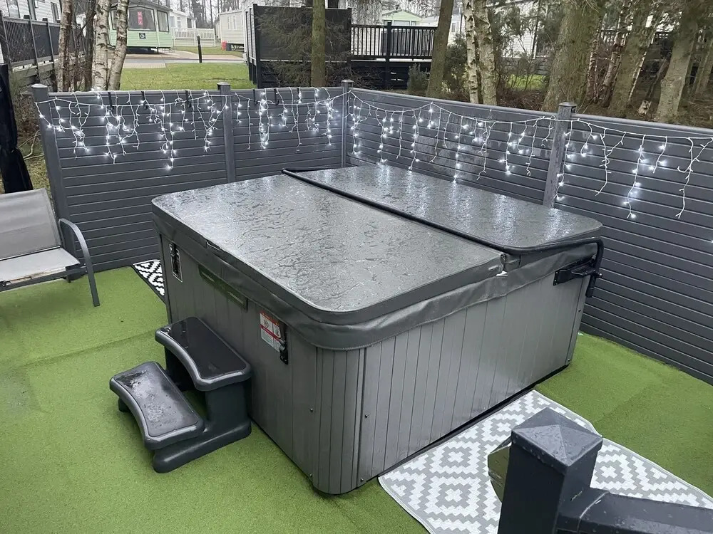 2 bed Caravan With Hot Tub Located in Percy Wood