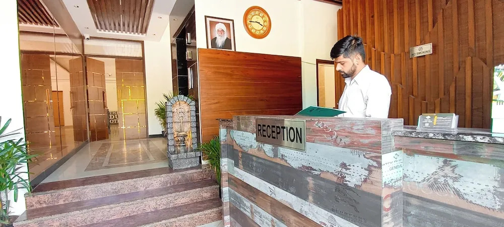 Hotel Lake View - Near Sukhna Lake