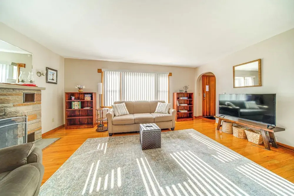 < 1 Mi to Lake Erie: Ashtabula Hideaway!