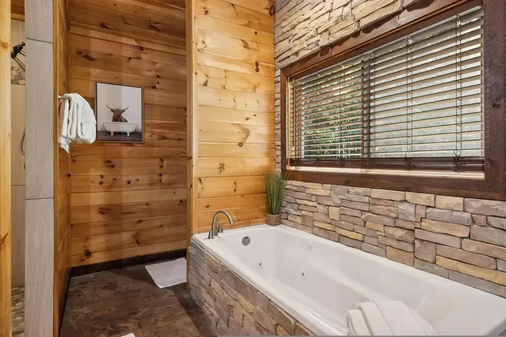 Private 15 Acres w Pond Hot Tub Game Room