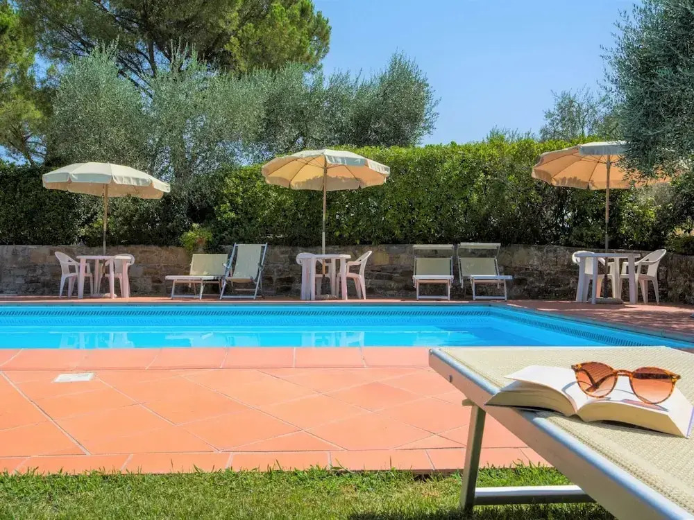Flat with shared pool and air conditioning