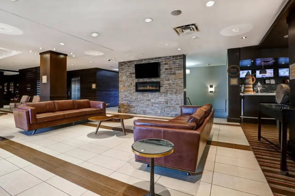 Отель Four Points by Sheraton Toronto Mississauga