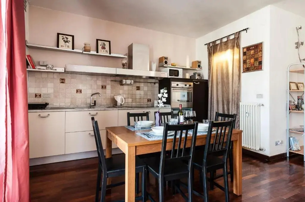 Hostly - Light and Wood near the Tower - 100sqm, 6 pax, 2 Bedrooms, Town Center