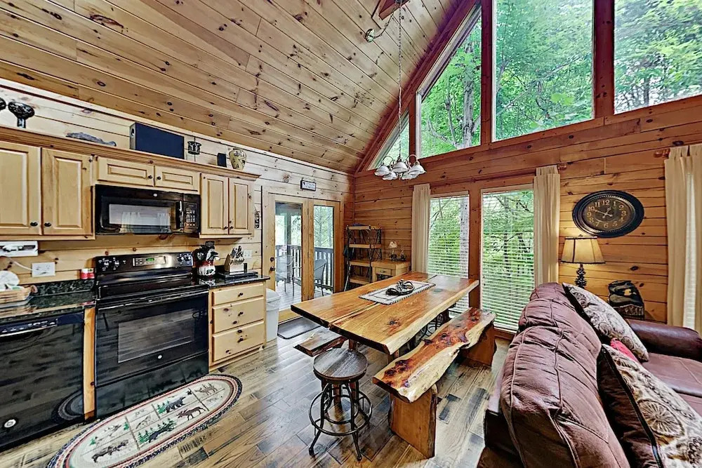 The Bear Essentials Getaway W/ Hot Tub 3 Bedroom Cabin
