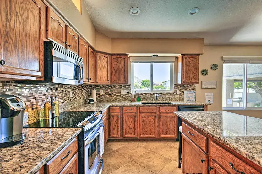 Boat Dock, Game Room! Lakefront Glendale Getaway