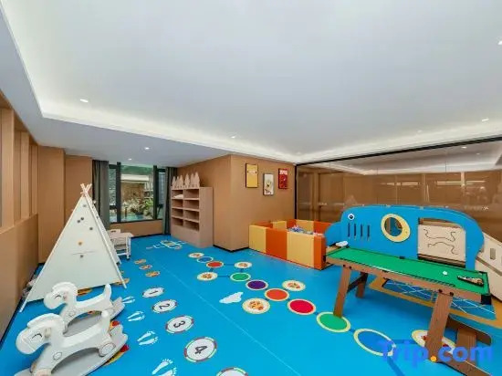 Hechi Rezen Trend Hotel (Jinchengjiang Station Baima Pedestrian Street Branch)
