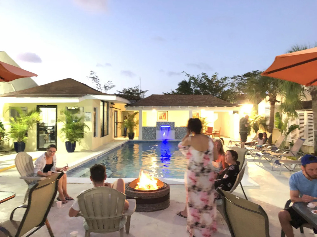 Colony Club Inn & Suites