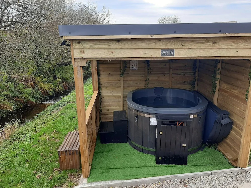 Min yr Afon - Cabin - Sleeps 2 - Hot Tub - Parking