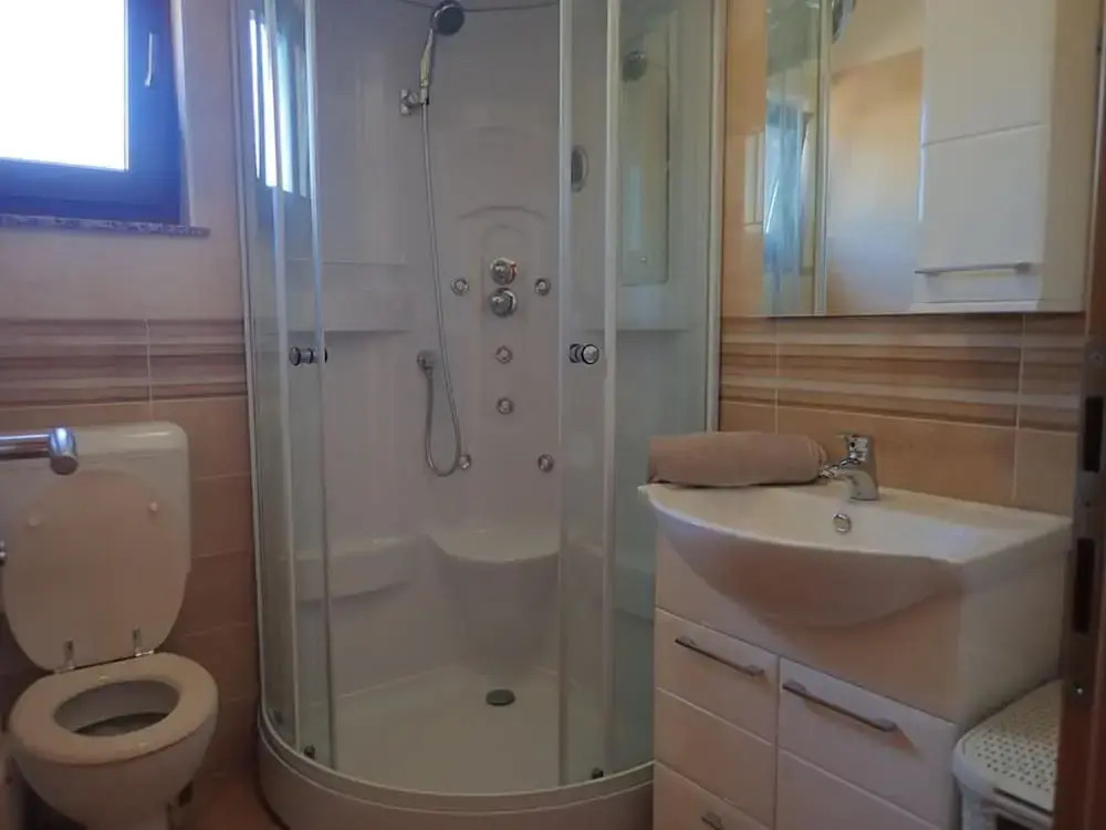 Lovely 3 Bedroom Holiday Home With Nice Covered Terrace, Near the Sea