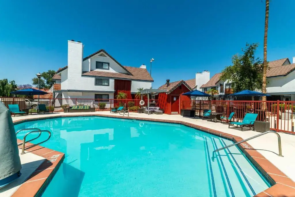 Metro PHX Upstairs 2bd sleeps 6 heated pool PETS ALLOWED
