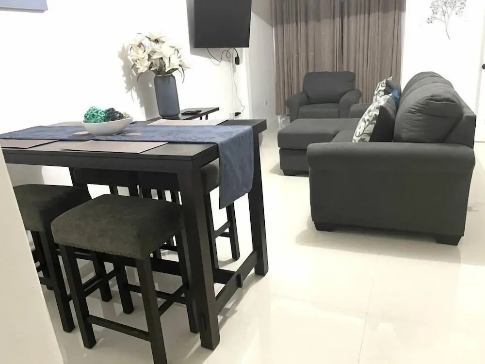 Modern Luxury 1BR Condo in Kingston