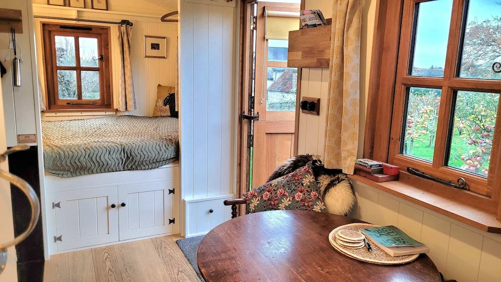 Plank Bridge Shepherds Hut in Orchard - Peaceful Escape for Two