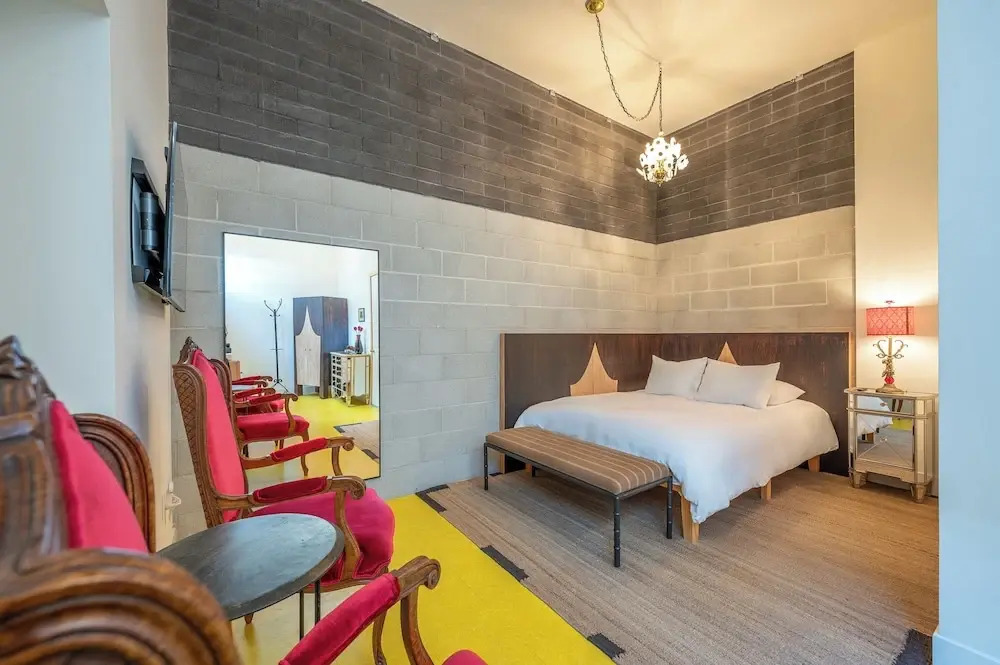 Hotel Narcissus