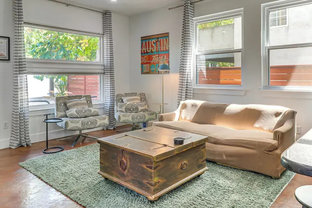 Cowboy Pool & Balcony: Home 1 Mi to Dtwn Austin!