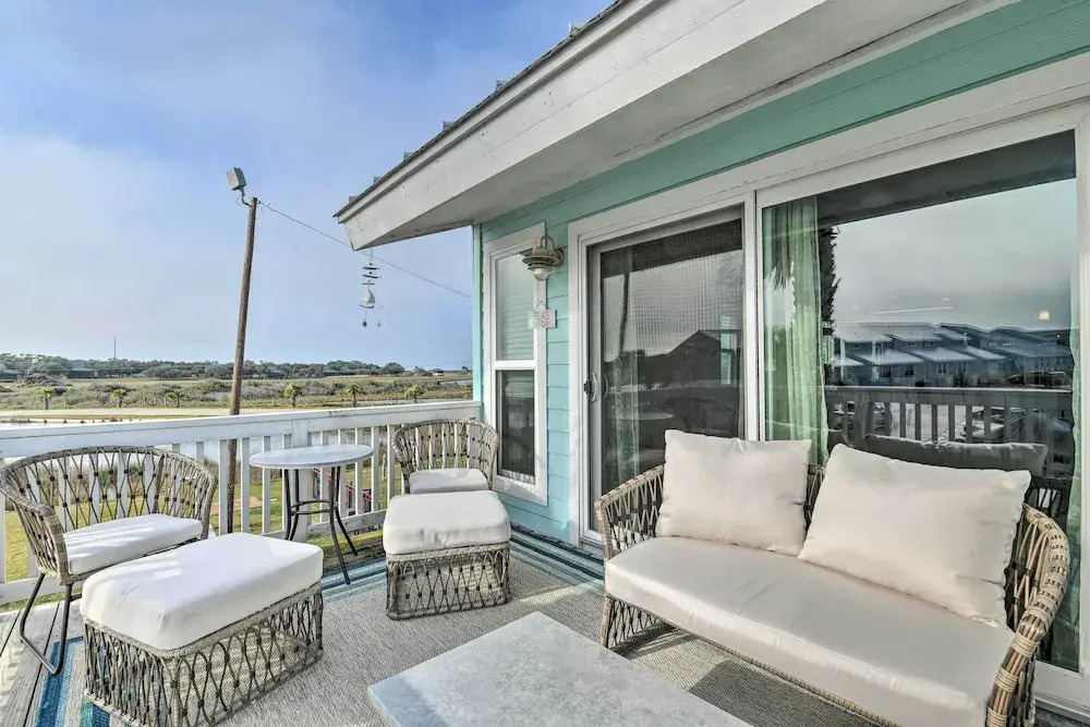 Beachy Rockport Condo w/ Pool & Fishing Pier!