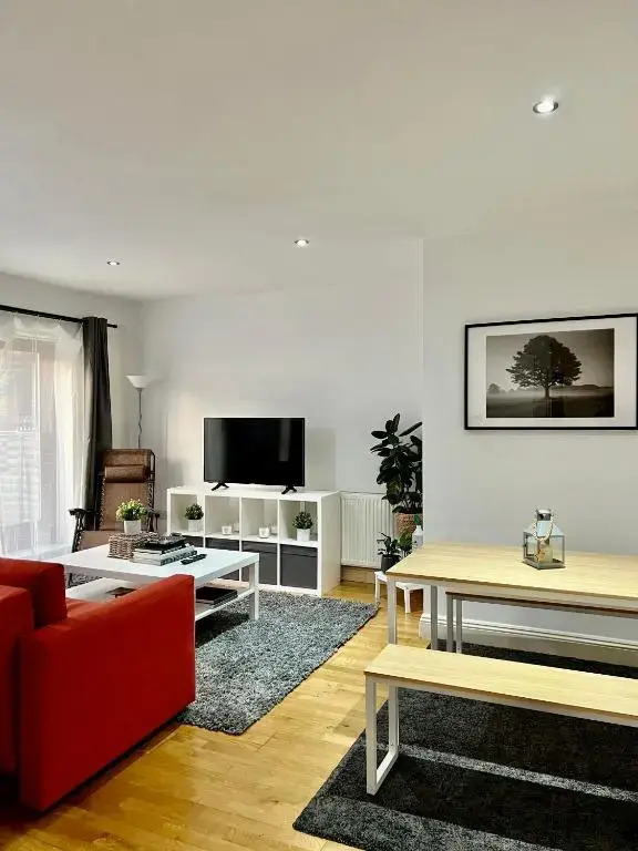 Luxury Waterloo Apartment - Large Private Patio & Air Conditioning