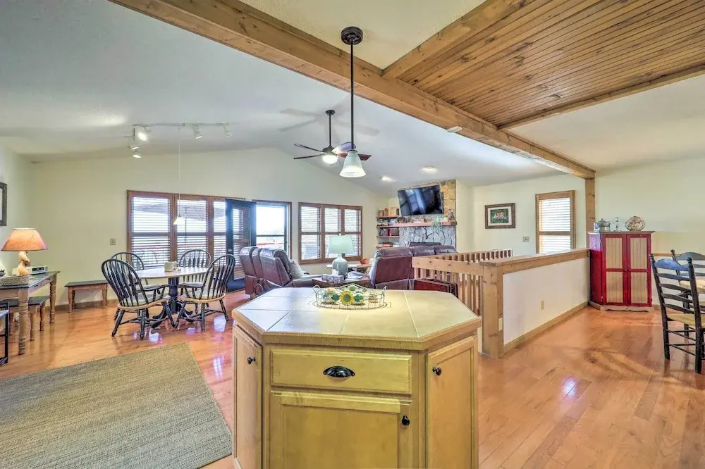 Mtn-view Cabin w/ Deck, 2 Mi to Beech Mtn Slopes!
