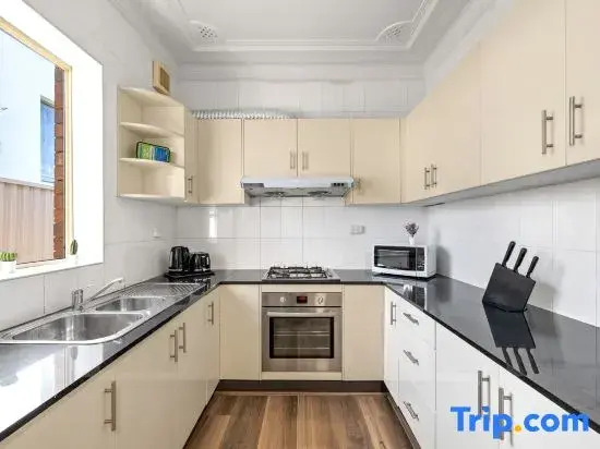 Comfy Private Rooms   Steps from Shops & Dining