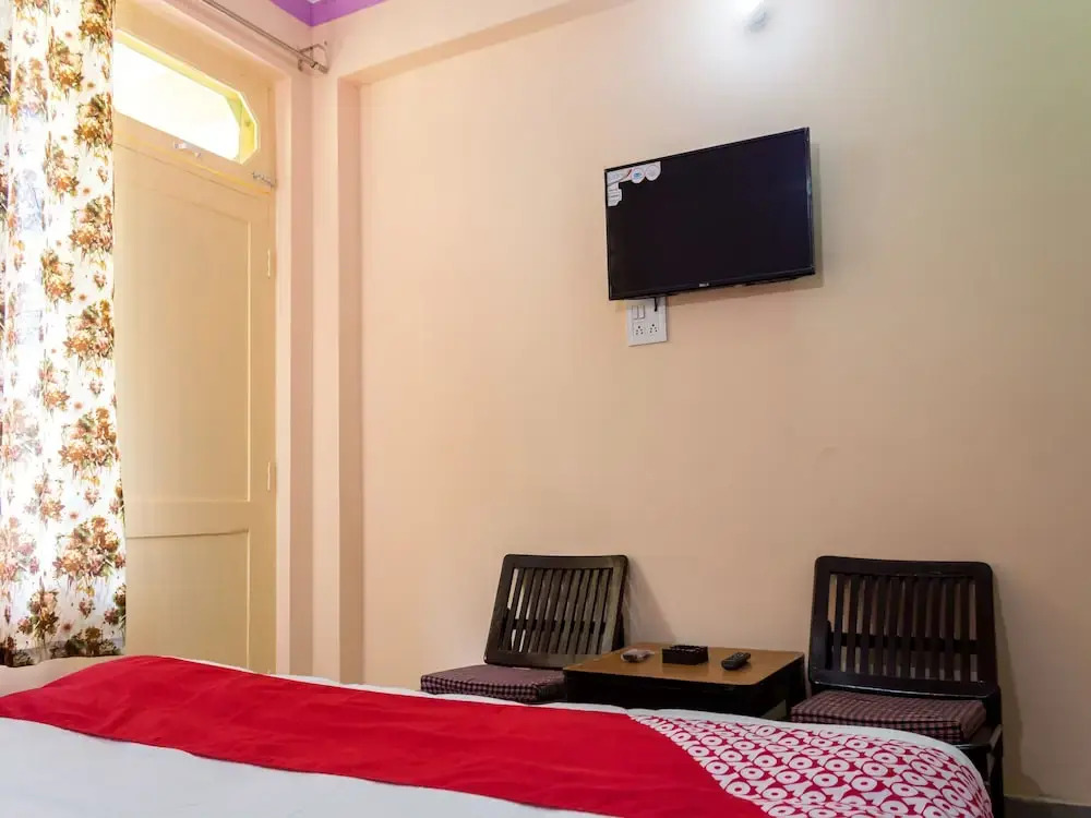 OYO 13829 Home Cozy Hill View Plaza McLoad Ganj