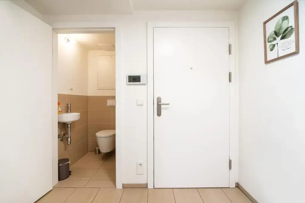 Quiet and cozy apartment next to Mariahilfer Strasse and Naschmarkt with AC