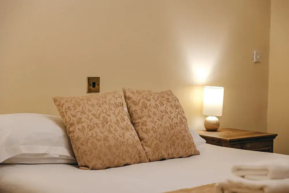 2 Bedroom Cottage for 4 Guests, No Deposit