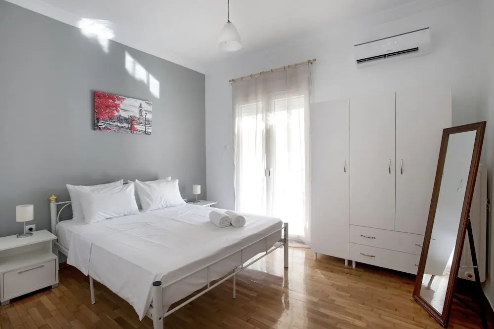 Kolonos - A Renovated Apartment