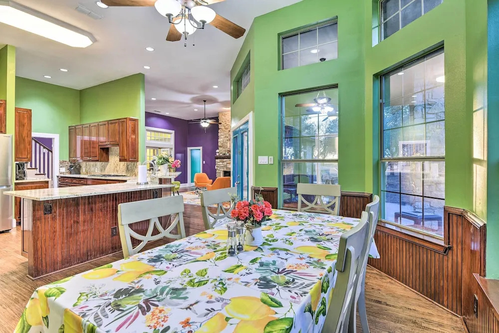 Private Pool Spacious and Vibrant Argyle Villa!