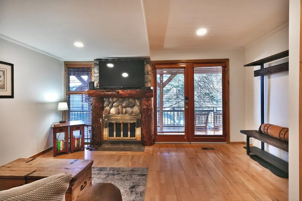 Woodside 11 1 Bedroom Condo by RedAwning