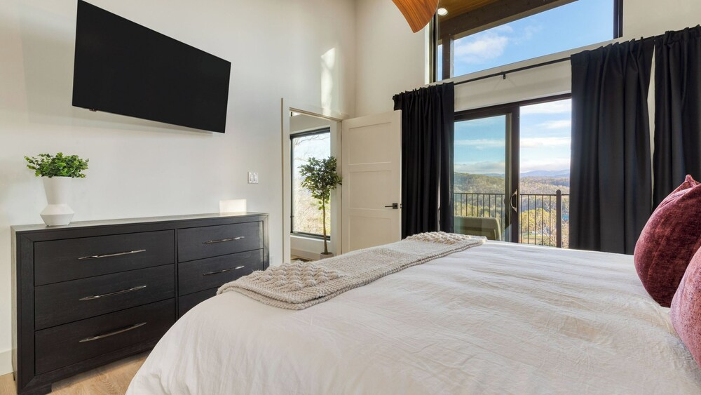 Modern Smoky Mountain Stay With Two Decks, Plunge Pool & Game Room Overlook Lodge by Avantstay