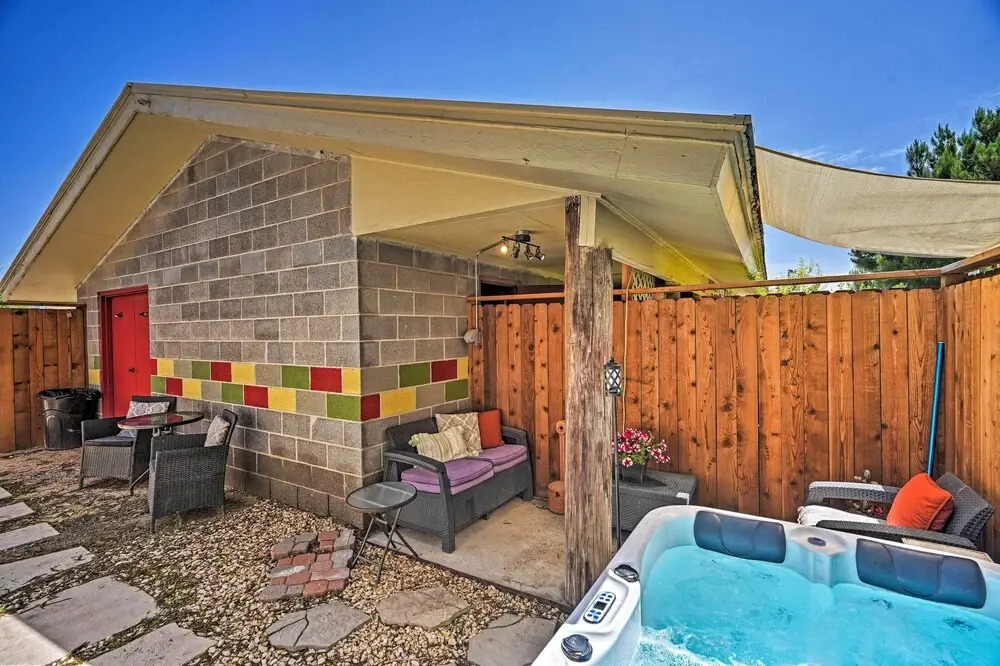 Quaint Garden City Studio w/ Hot Tub: Pets Welcome