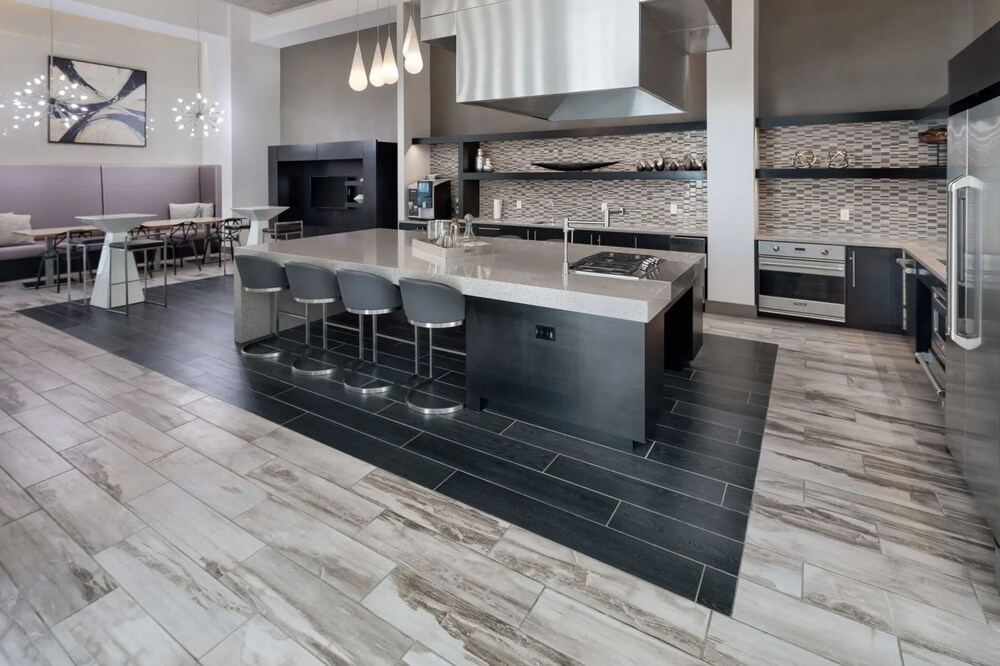 Virelli Apartments Upscale King Suite in the Heart of Orlando w Pool