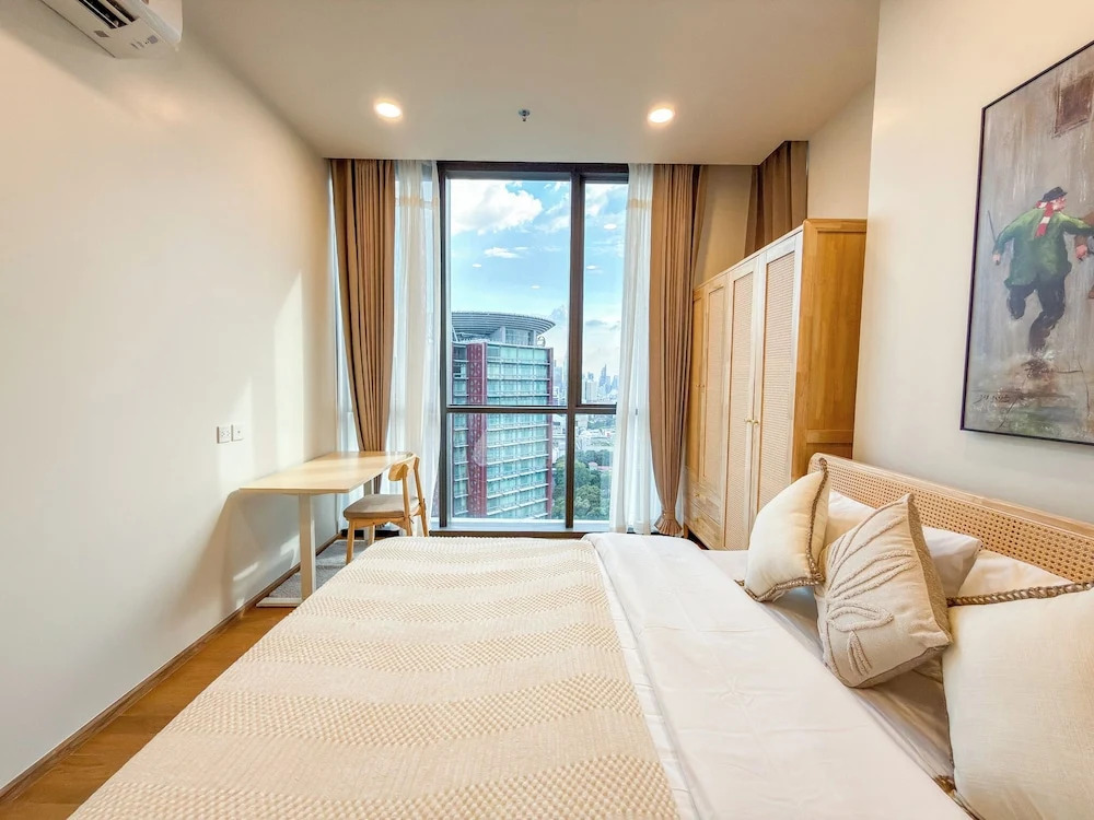 Luxury Downtown Bangkok 2BR 2BA · Sky Pool Gym · 5min Walk to Siam Paragon